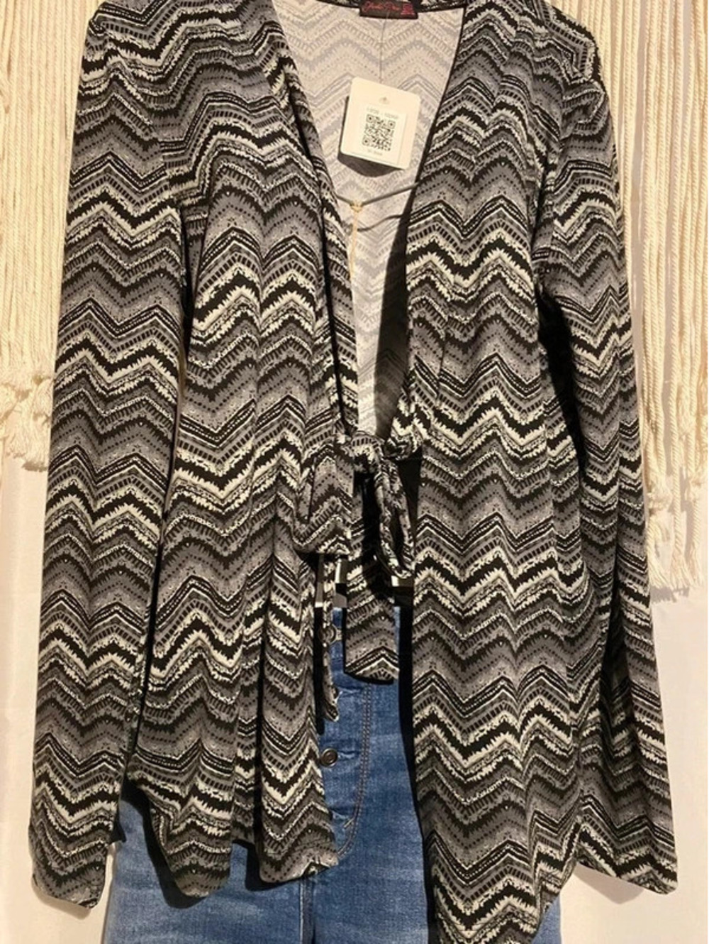 Soft cardigan with front tie